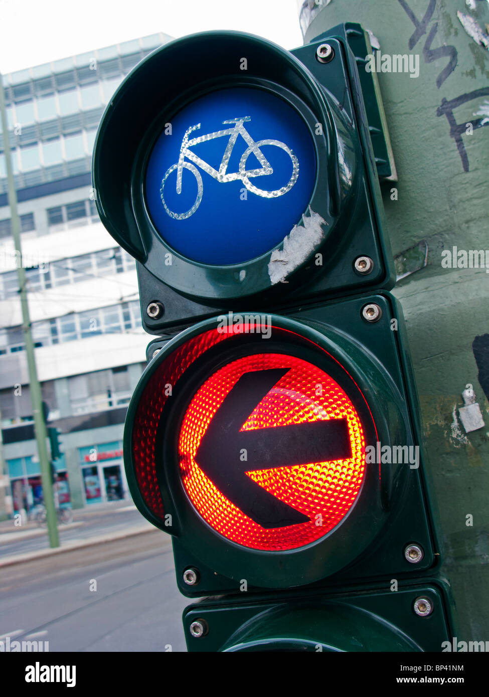 Luce di stop rossa per ciclisti a Berlino Germania Foto Stock