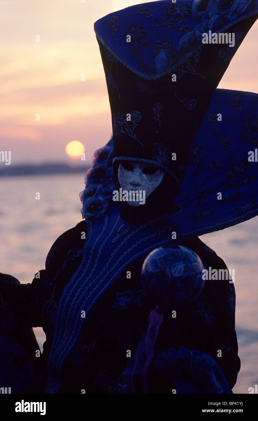 Maschera al tramonto durante il Carnevale Veneziano Foto Stock
