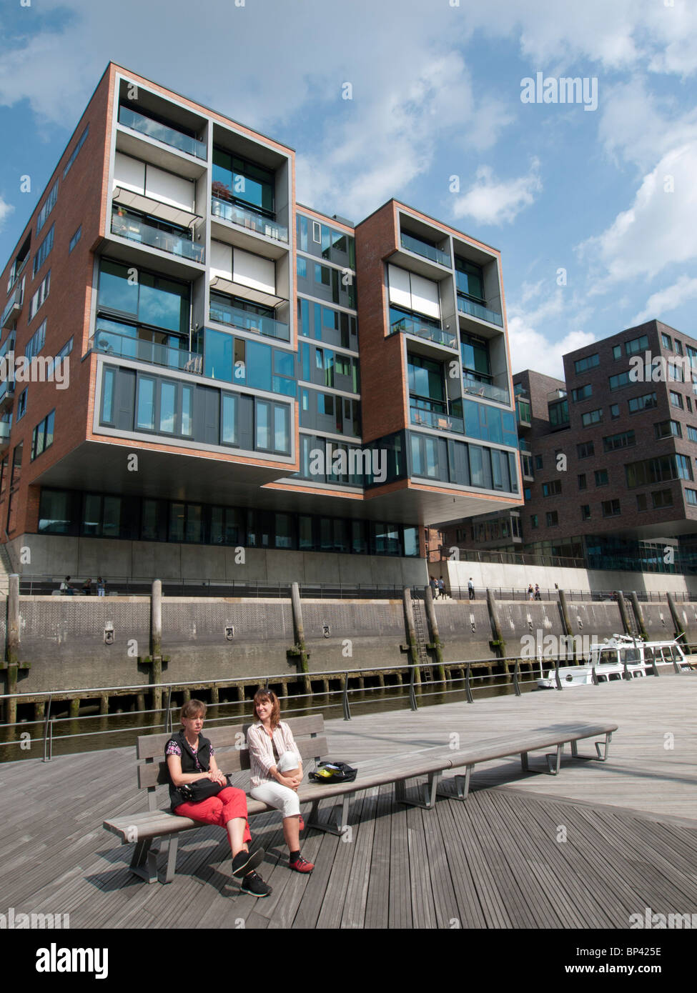 Moderno appartamento edifici costruiti Sandtorhafen nel nuovo Hafencty lo sviluppo di proprietà in Amburgo Germania Foto Stock