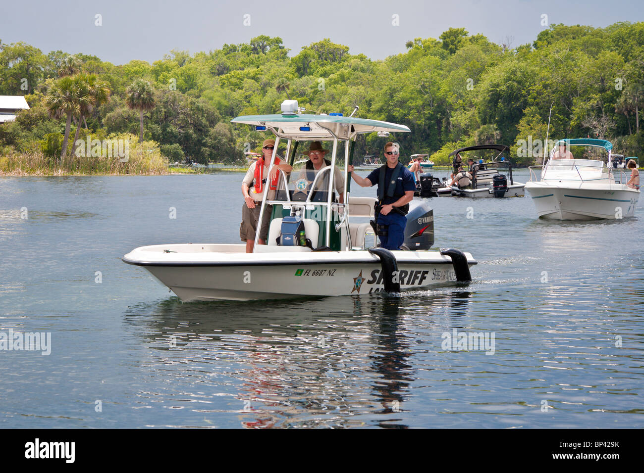 Lake George, FL - Maggio 2010 - Sheriff deputati sulla Pattuglia Marina in ingresso off Lake George nella Florida Centrale Foto Stock