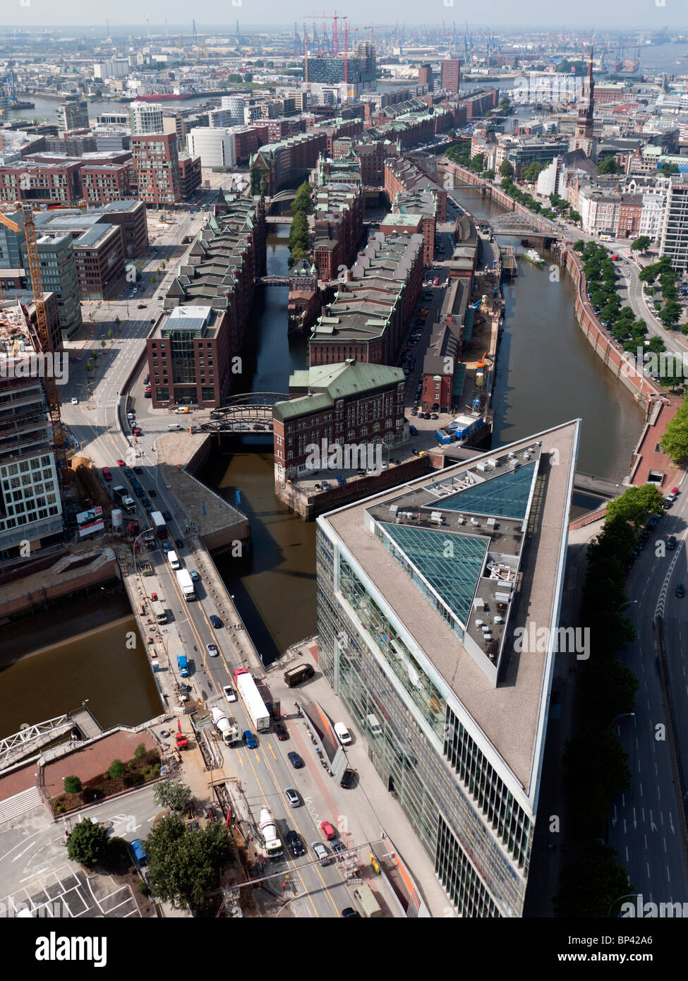 Paesaggio urbano del centro storico di Speicherstadt e Hafencity nuovo riqualificazione urbana Amburgo Germania Foto Stock