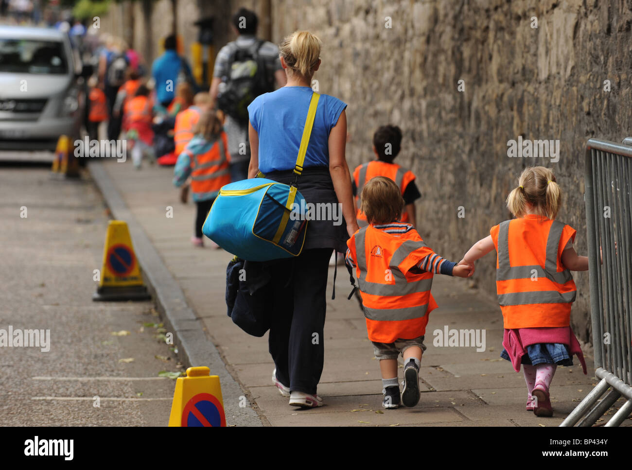 I bambini di essere accompagnati a scuola o asilo nido Foto Stock