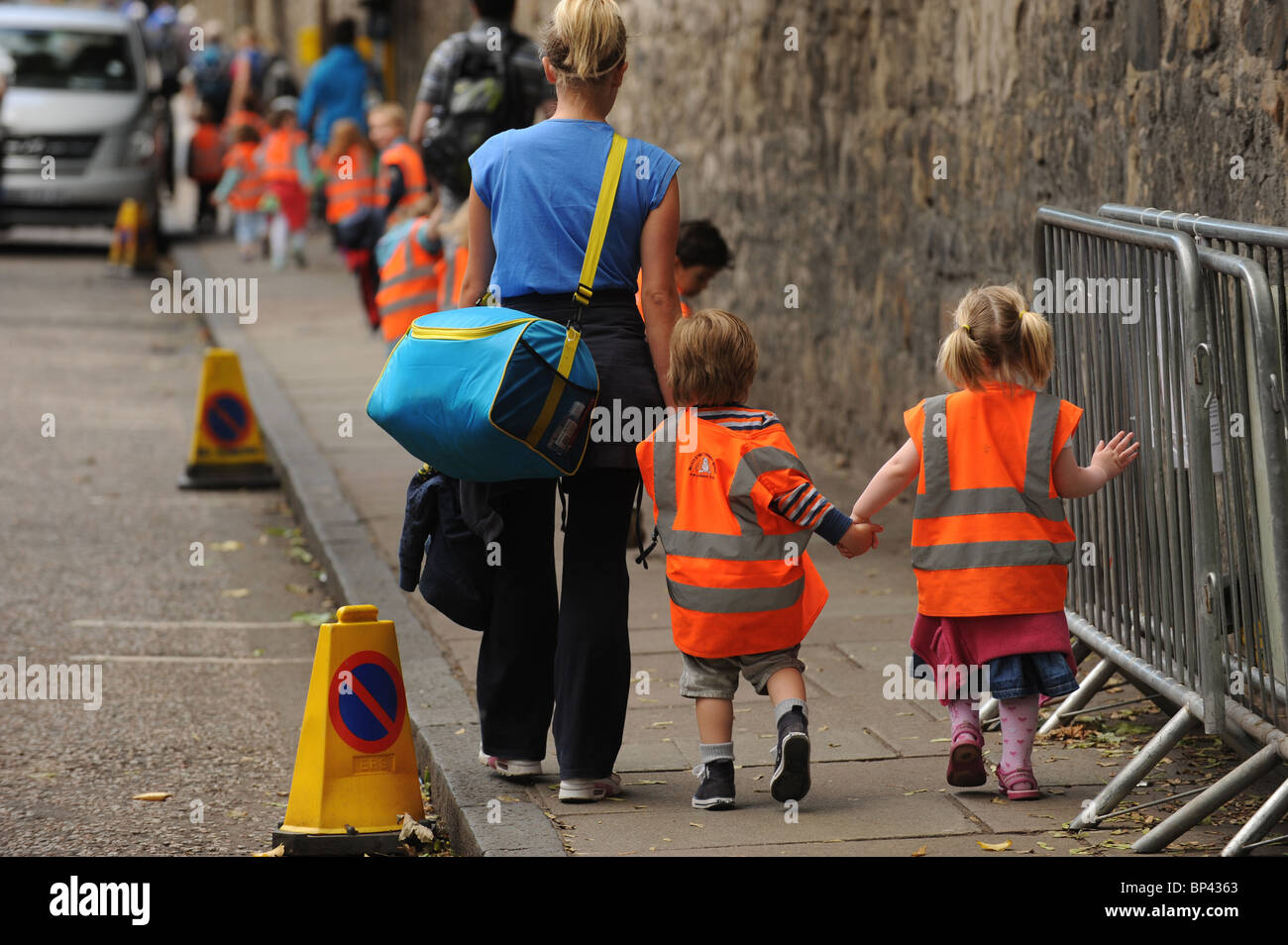 I bambini di essere accompagnati a scuola o asilo nido Foto Stock