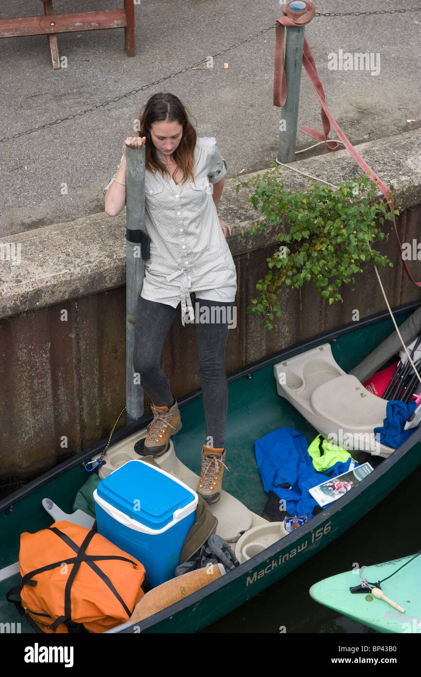 Canoa ormeggio canoeist felice visita pub fiume bow Foto Stock