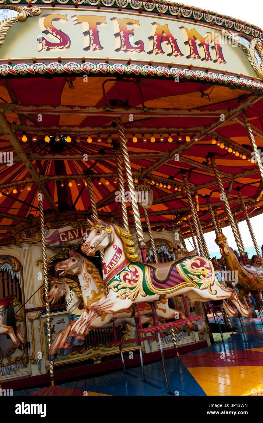 Il vapore cavallo al galoppo giostra fairground ride a una fiera a vapore in Inghilterra Foto Stock