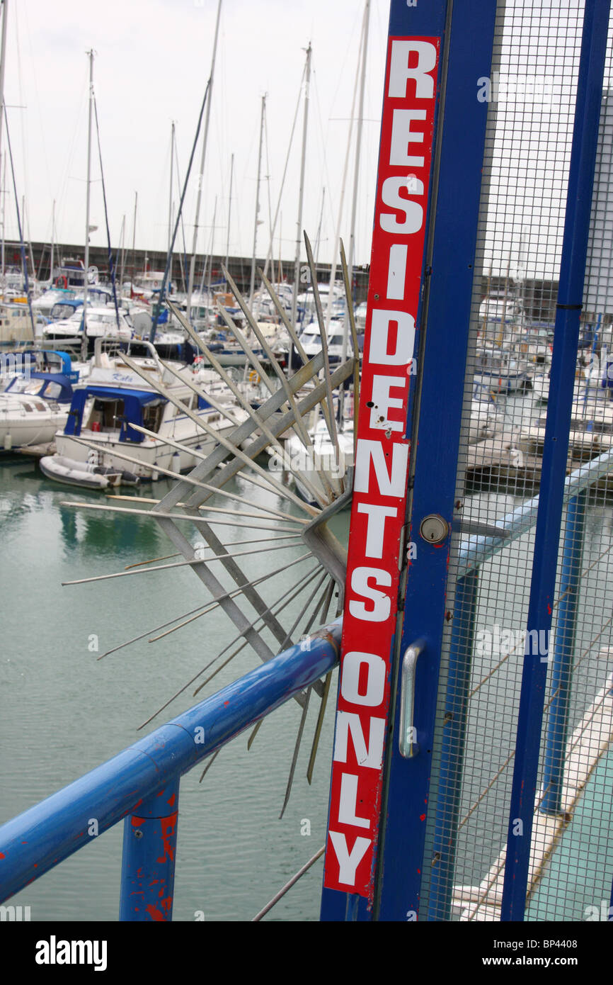 Un bloccato il cancello di sicurezza di Brighton Marina, West Sussex, in Inghilterra, Regno Unito Foto Stock