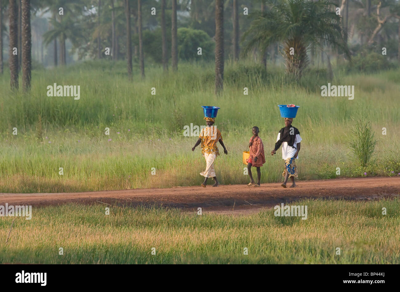 Due donne e un ragazzo di Pirang, in Gambia Foto Stock