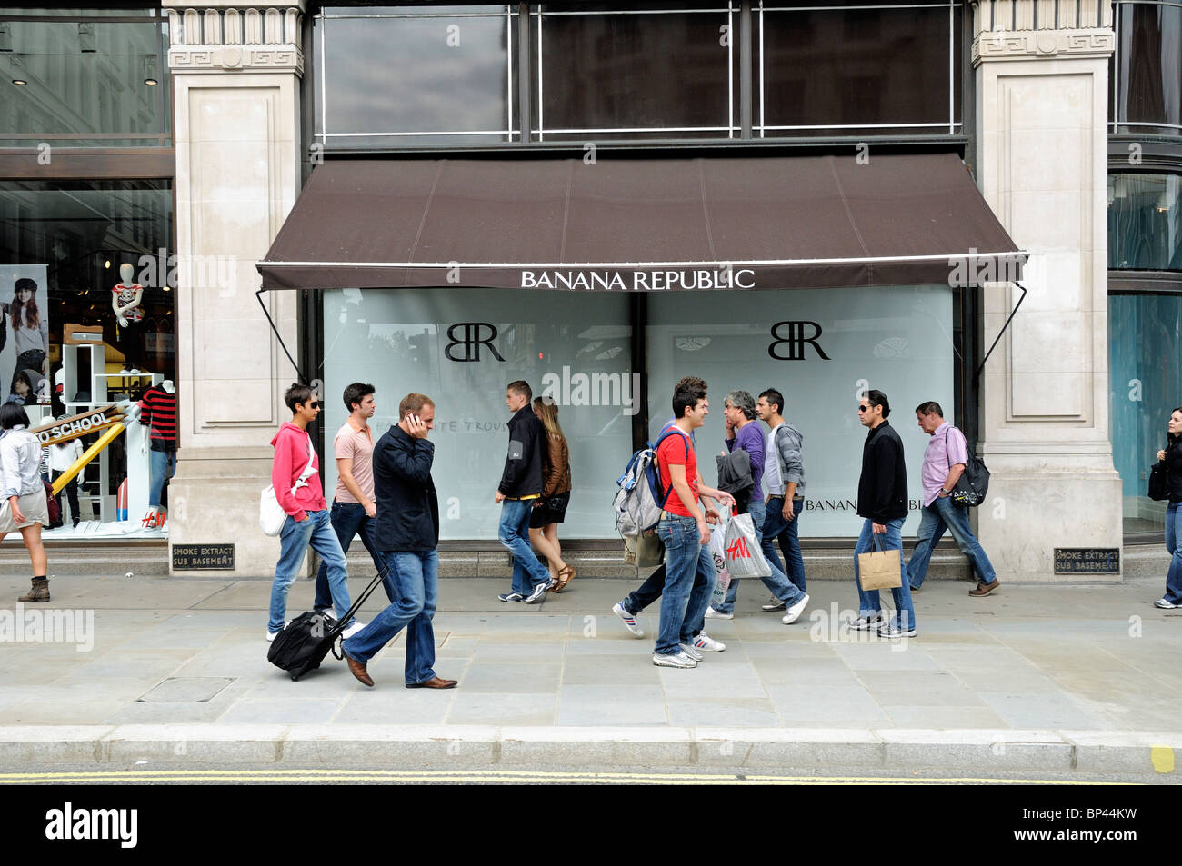 Persone di passaggio repubblica delle banane in Regent Street Londra Inghilterra Gran Bretagna REGNO UNITO Foto Stock