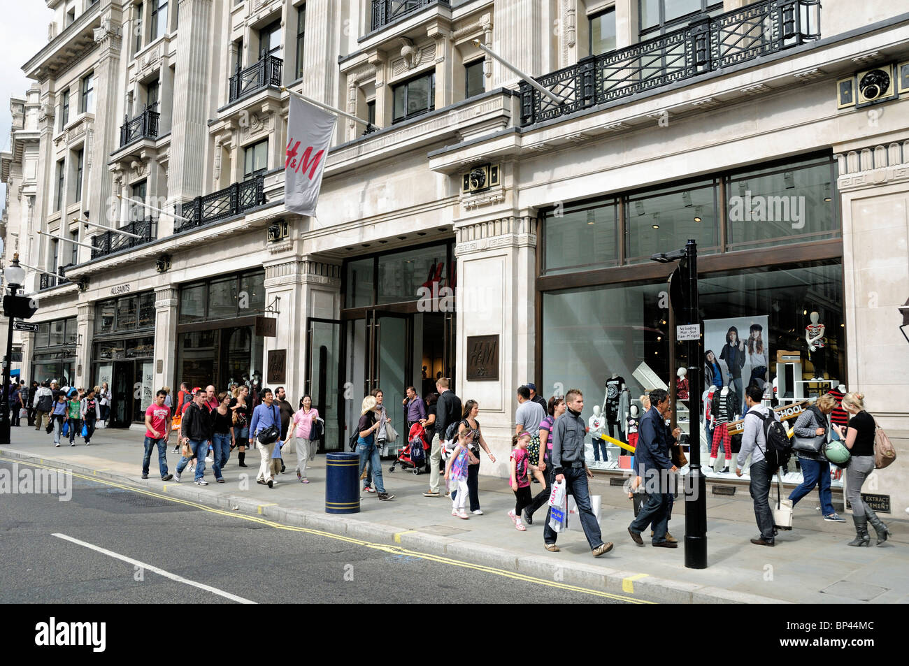 Gli amanti dello shopping in Regent Street passando HM Londra Inghilterra Gran Bretagna REGNO UNITO Foto Stock