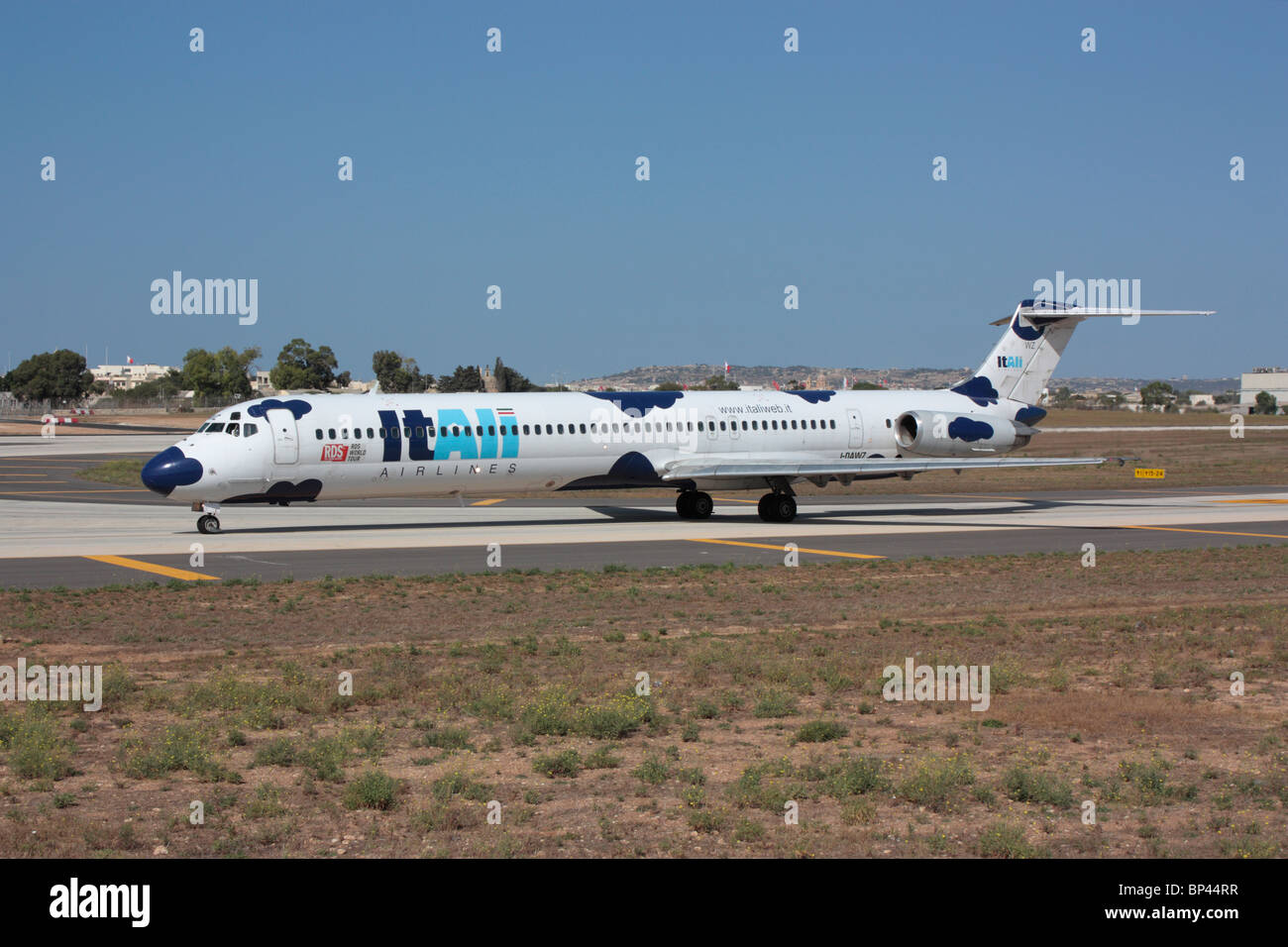 ItAli Airlines McDonnell Douglas MD-82 aereo di linea di rullaggio per la partenza Foto Stock