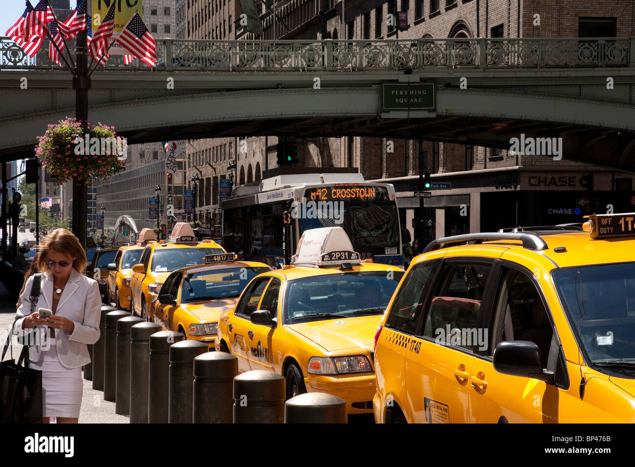Taxi e Taxi Stand, 42nd Street e Grand Central Terminal, NYC Foto Stock