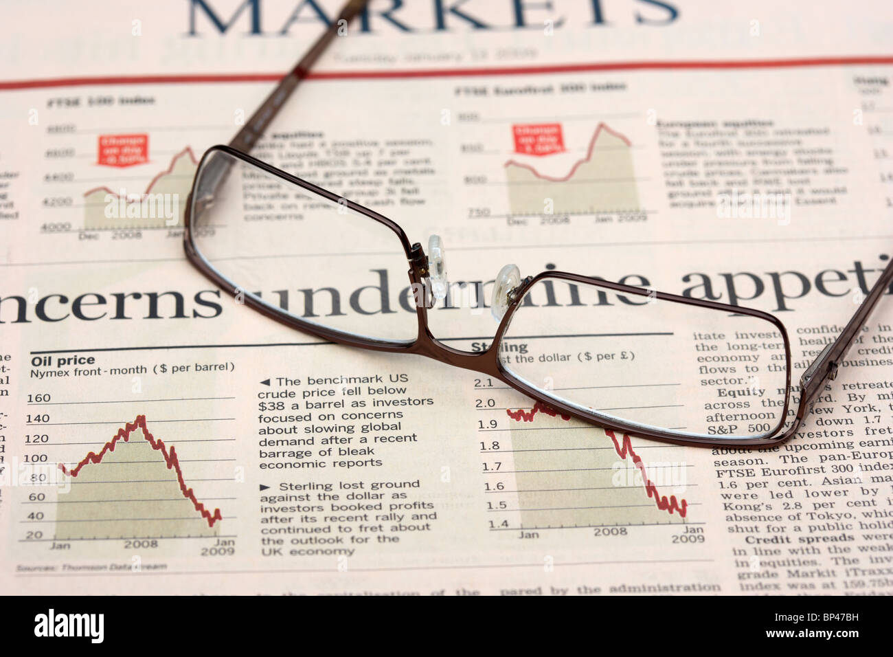 Occhiali seduto su una copia del Financial Times money markets sezione nel Regno Unito Foto Stock