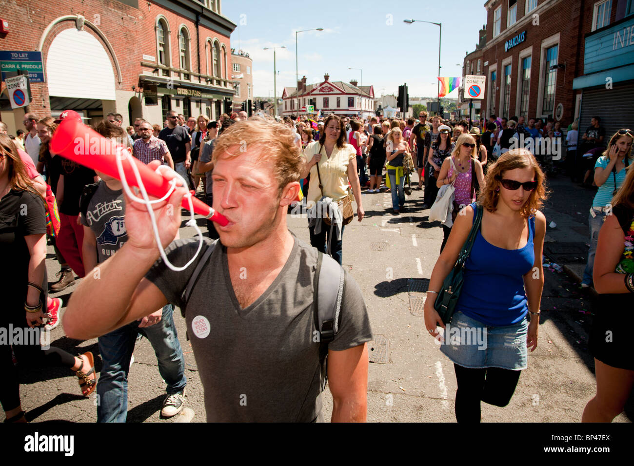 L'uomo soffia un vuvzela al Brighton Gay Pride Festival 2010 Foto Stock