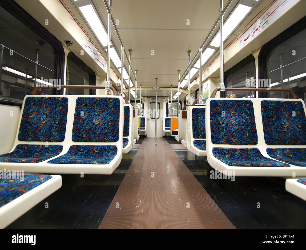 View all'interno di un vuoto metropolitana treno auto. Foto Stock