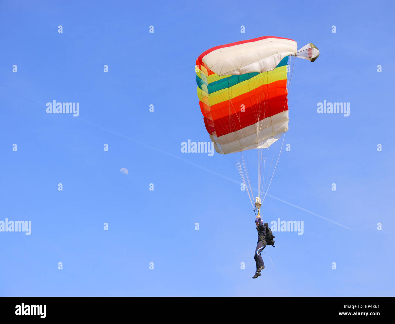 Un paracadute colorato in un cielo blu in una giornata di sole Foto Stock