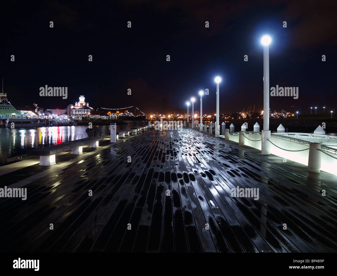 Schede di umido su un vuoto di fronte oceano Pier. Foto Stock