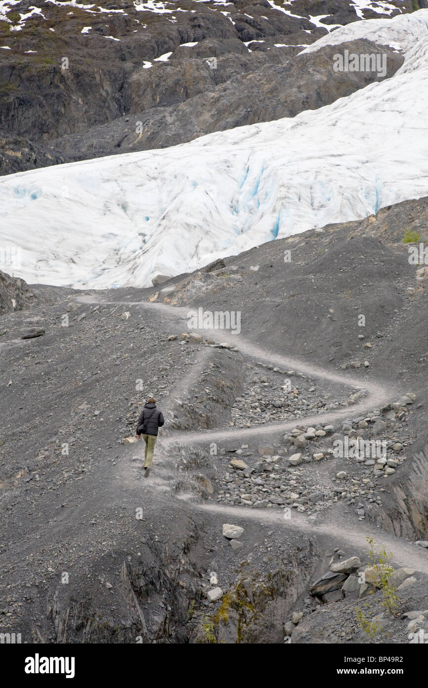 Un escursionista solitario prende il faticoso trek fino alla base del ghiacciaio di uscita, sulla Penisola di Kenai, Seward, Alaska, Stati Uniti d'America. Foto Stock