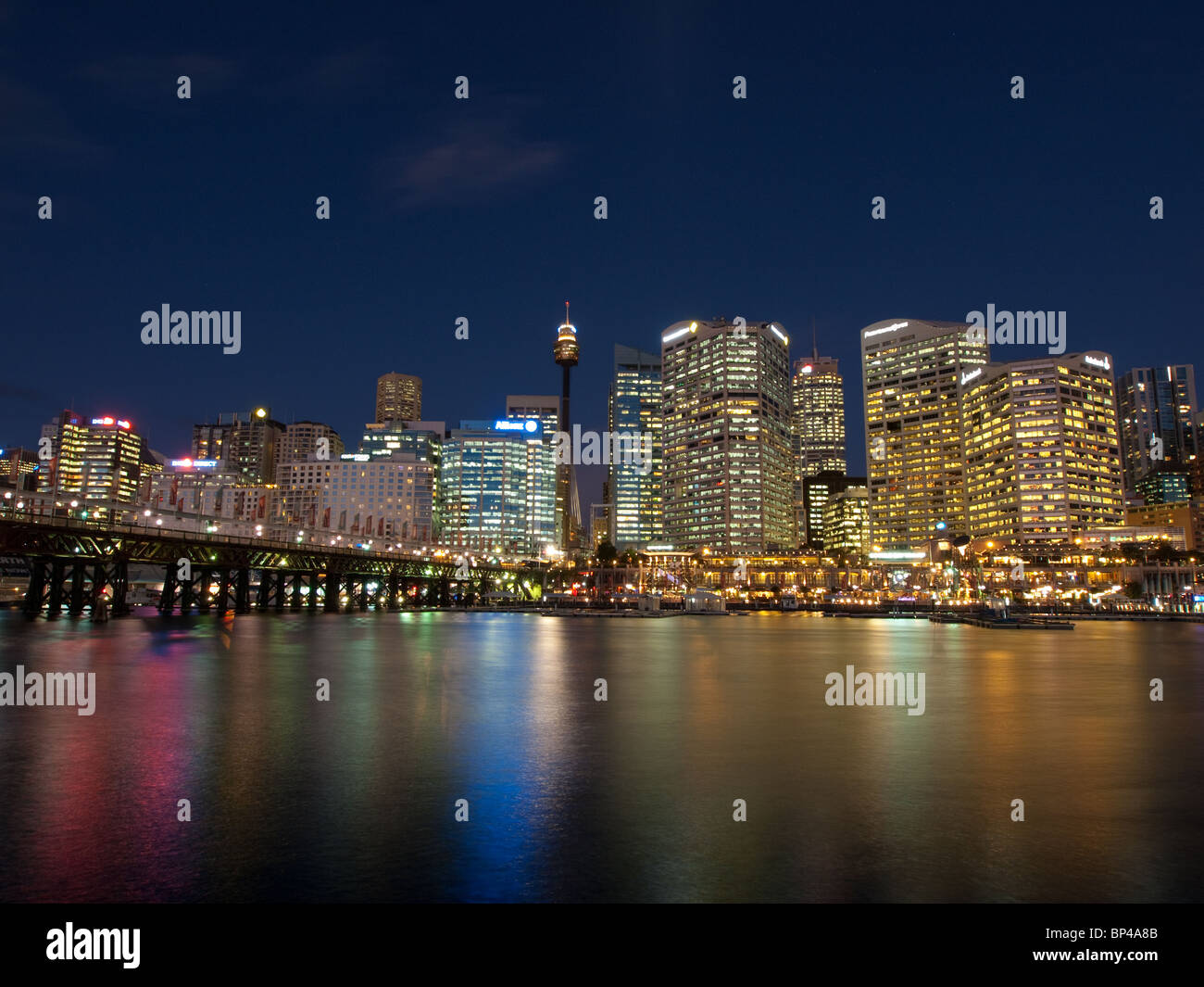 La bella notte skyline di Sydney, Australia come si vede dal Darling Harbour. Foto Stock