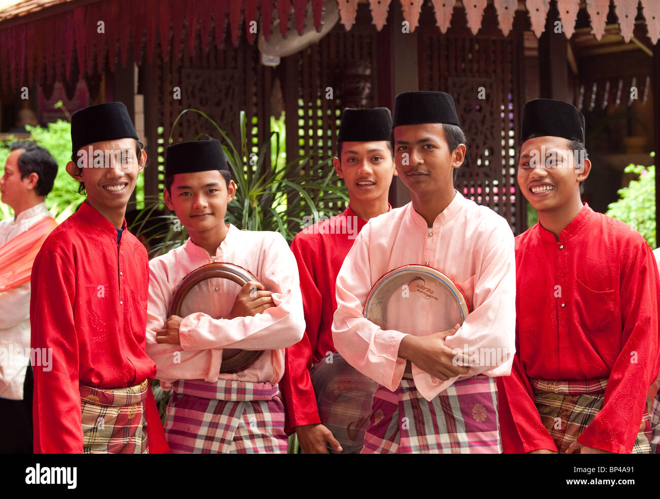 Malaysian uomini in abito tradizionale e cappelli tradizionali (chiamato songkok) di Kuala Lumpur in Malesia. Foto Stock