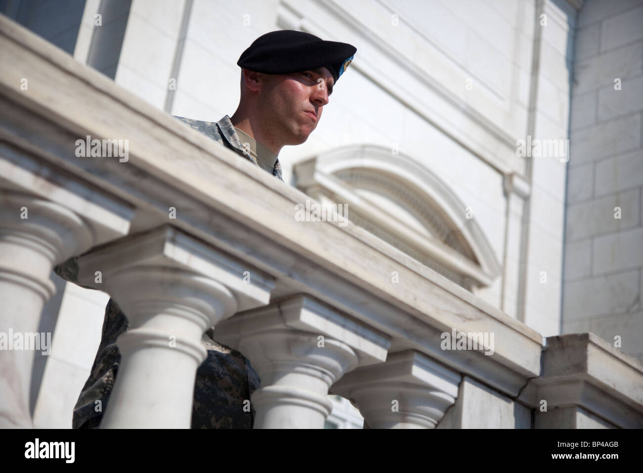 Un soldato orologi il cambio della guardia del Memorial Day presso la tomba del Milite Ignoto presso il Cimitero Nazionale di Arlington. Foto Stock