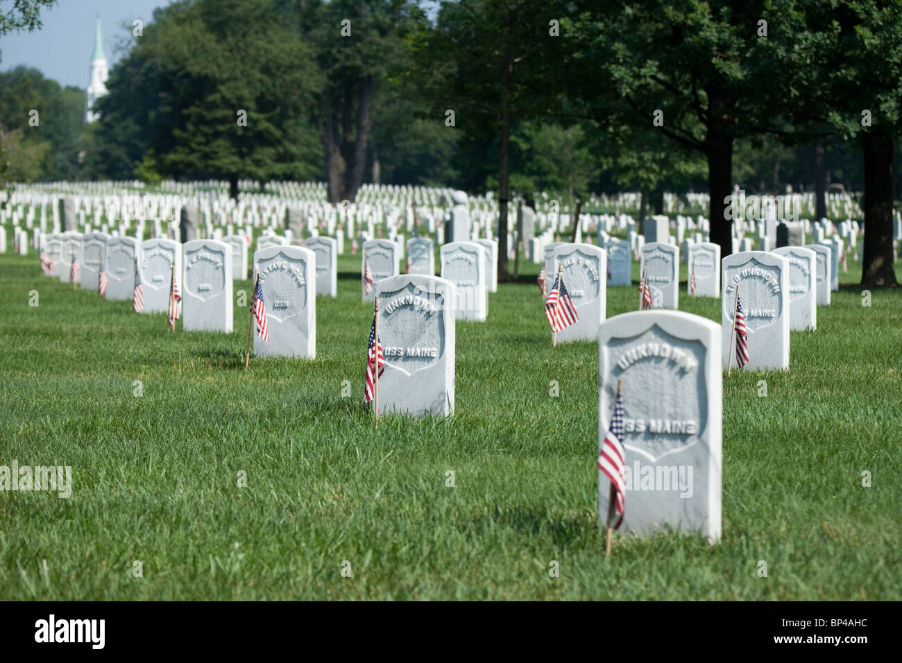 Una bandiera americana linee ciascuna lastra tombale di soldati sconosciuti del Memorial Day in Al Cimitero Nazionale di Arlington, Virginia. Foto Stock