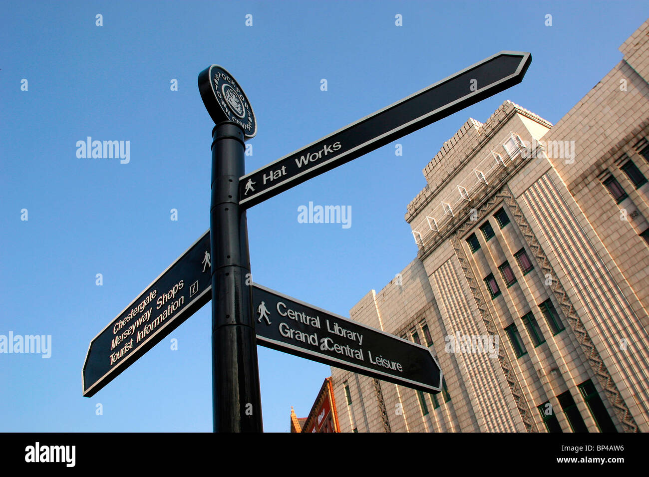Regno Unito, Inghilterra, Cheshire, Stockport, centro città, Mersey Square, informazioni turistiche segni al di fuori plaza cinema Foto Stock