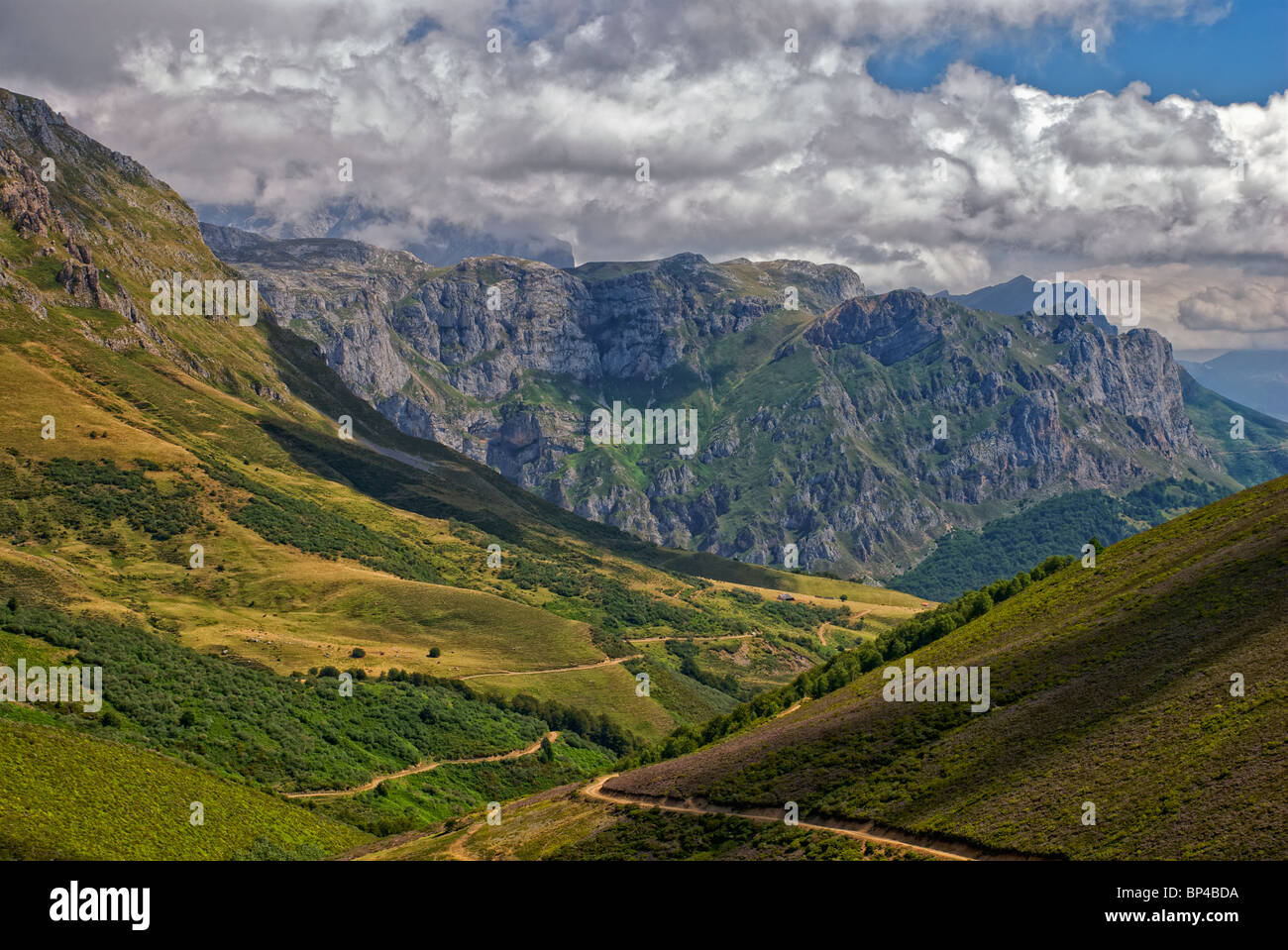 Horcada de Valcavao. Valle di Liebana e in background. Parco Nazionale di Picos de Europa. Provincia di León. Castilla y Leon. Spagna. Foto Stock