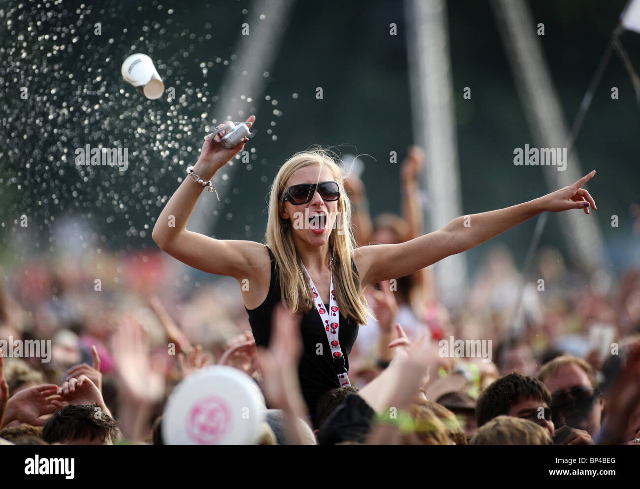 Una ragazza in mezzo alla folla godendo la musica al V Festival in Chelmsford Foto Stock