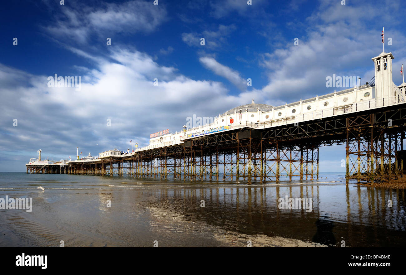 Il Brighton Pier all'alba con una bassa marea Foto Stock
