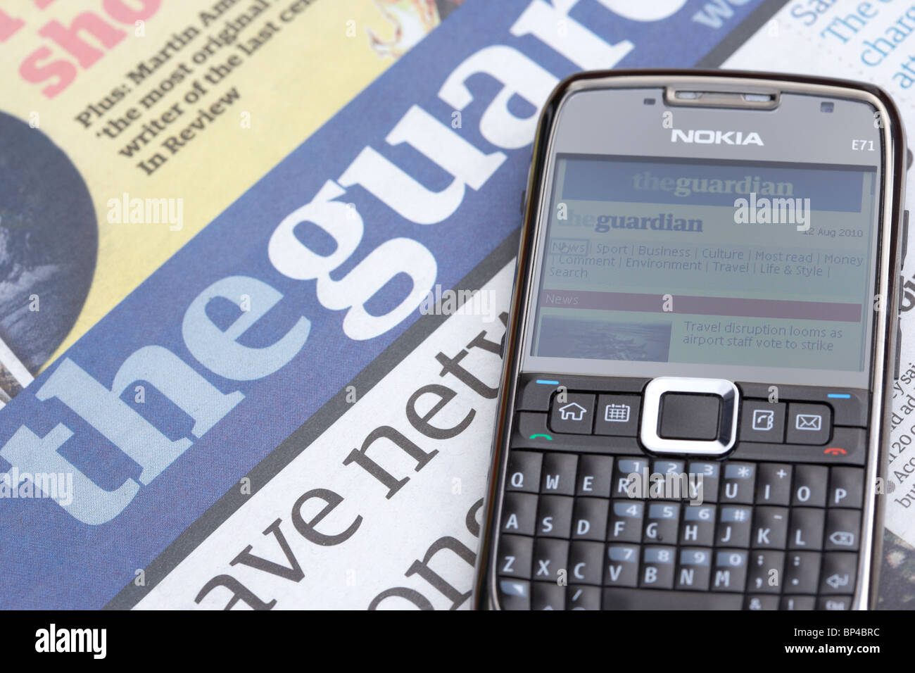 Lo smartphone visualizza il sito web di guardian giacente sul quotidiano Guardian Foto Stock
