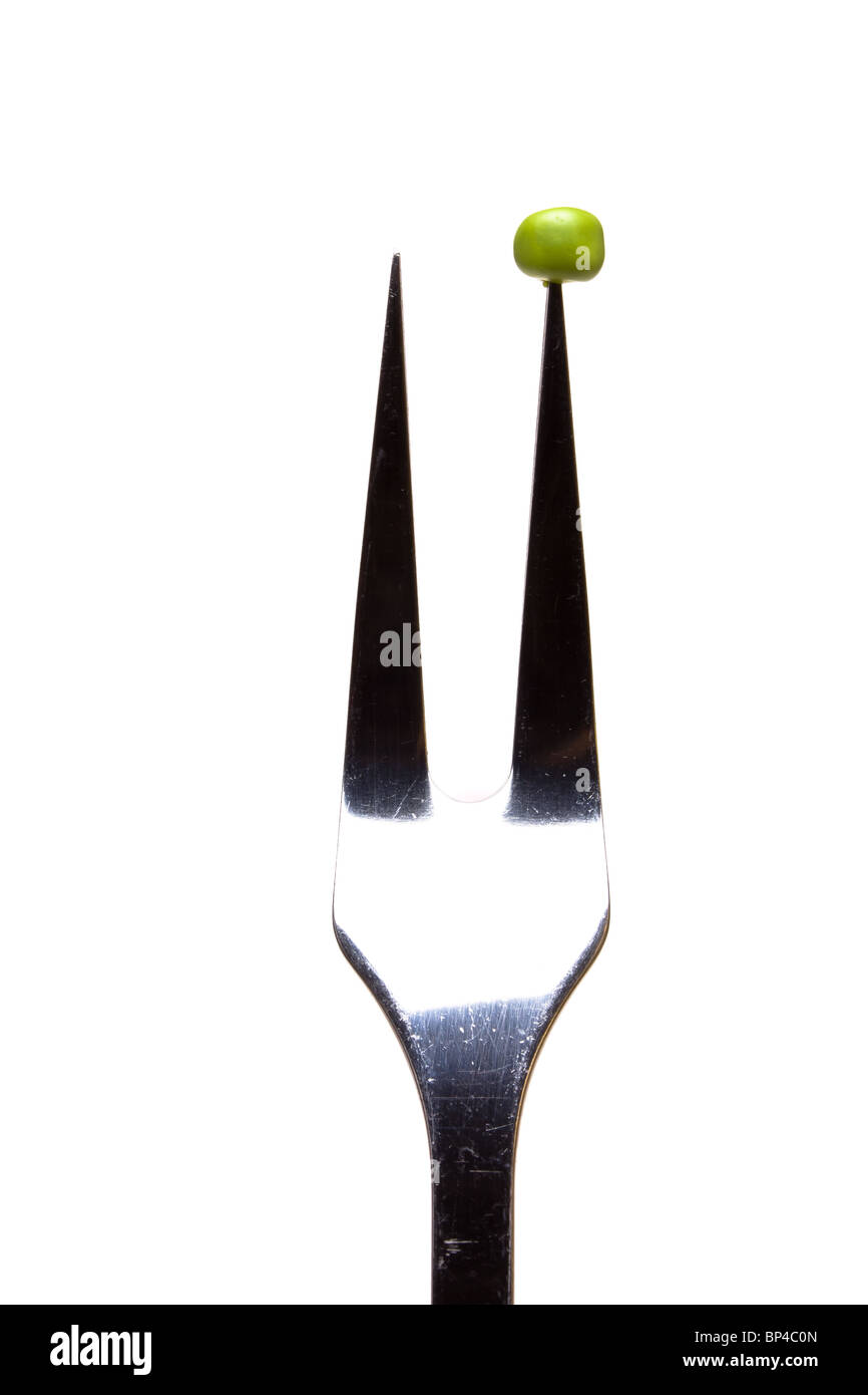 Immagine astratta di pisello unico sul concetto di forche isolata contro il bianco. Foto Stock