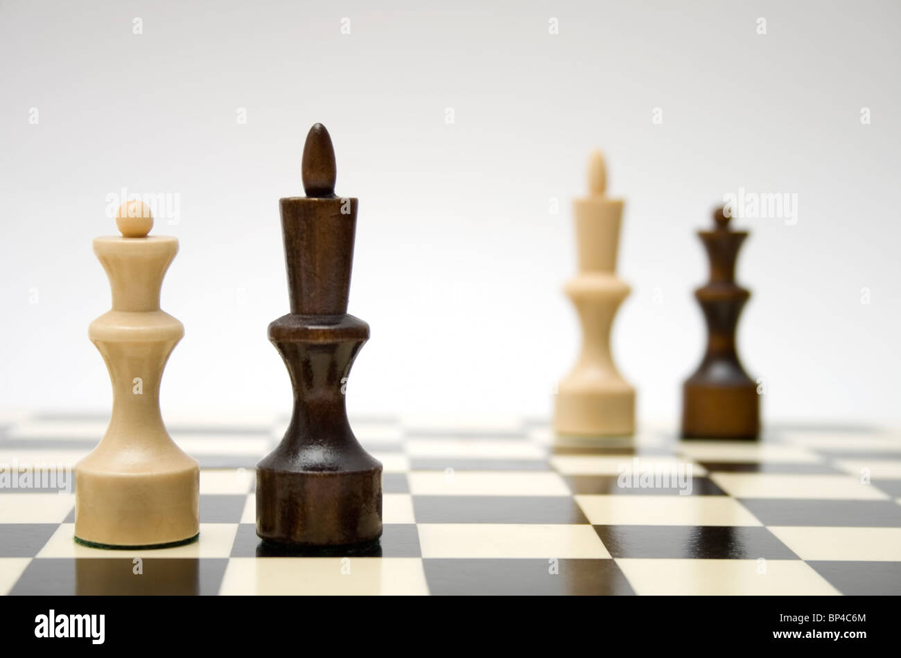 Chess queen e king - interracial concetto di matrimonio Foto Stock