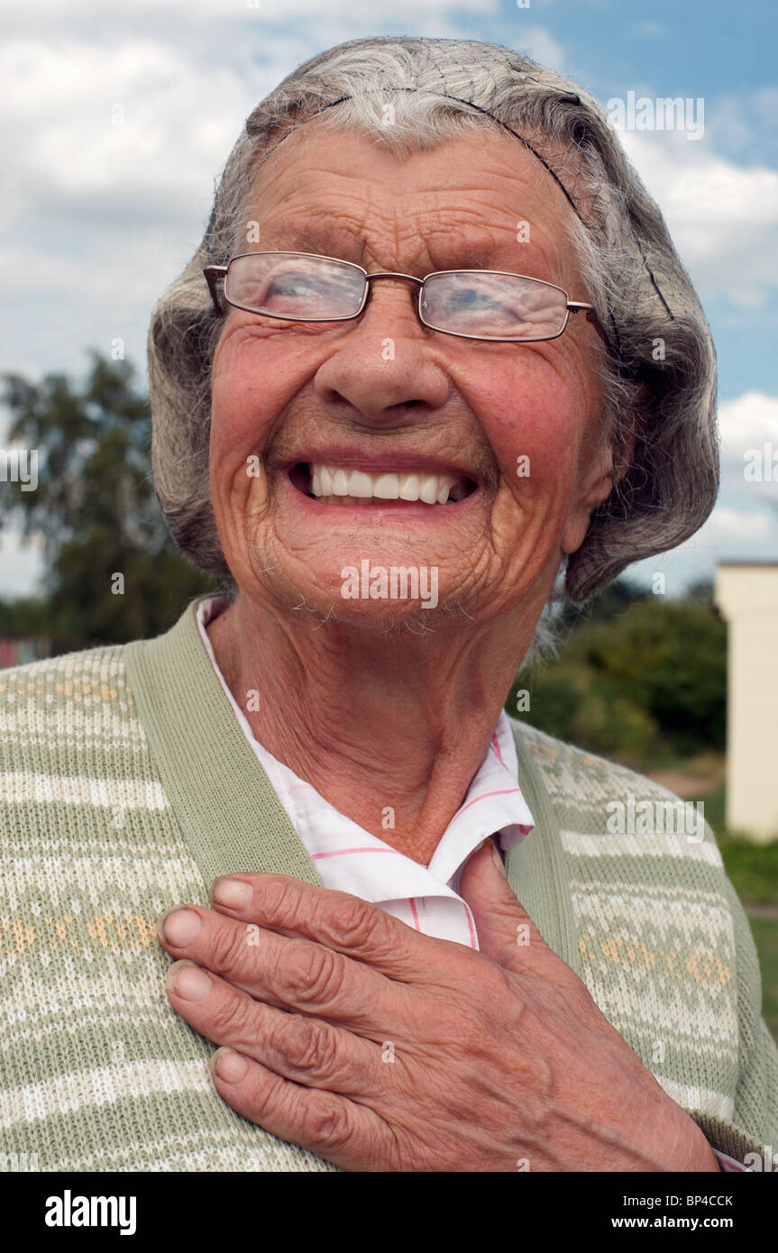 Ottanta cinque anni di età titolare di pensione o di rendita che indossa retina per capelli Foto Stock