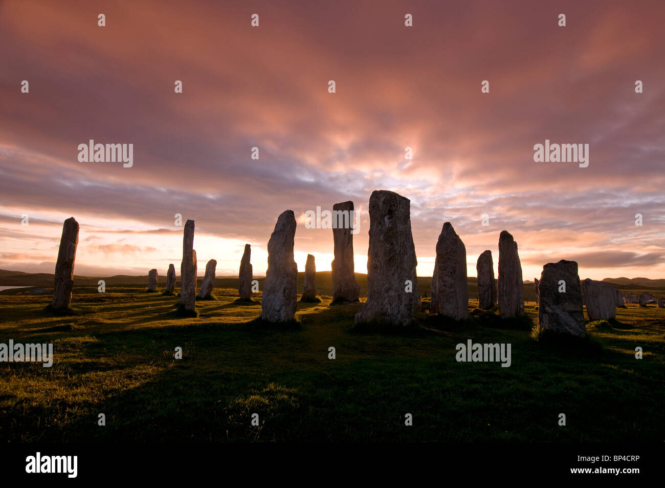 Tramonto sul Callanish pietre permanente di Calanais, isola di Lewis Ebridi Esterne, Scozia. SCO 6271 Foto Stock