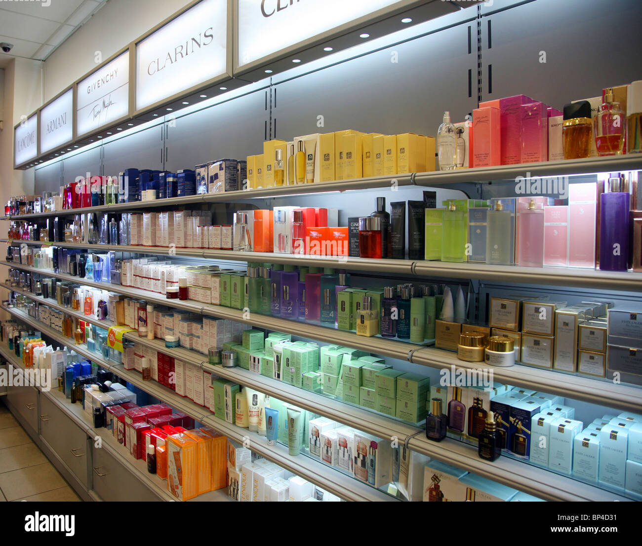 Profumo in duty free shop dell'aeroporto di Rodi Greeces Foto Stock