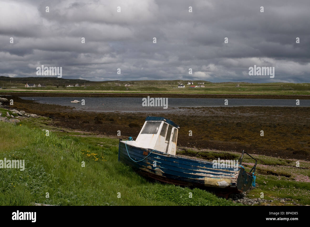 Barca da pesca sulle sponde del Loch Rog vicino Calanish isola di Lewis, Ebridi Esterne, Western Isles. La Scozia. SCO 6277 Foto Stock