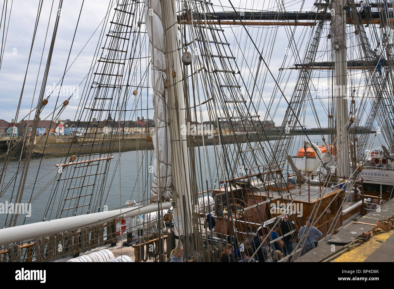 La capezzagna a Hartlepool visto attraverso l'armamento di una nave a vela durante la tall ships race, 2010. Foto Stock La capezzagna a Hartlepool visto attraverso l'armamento di una nave a vela durante la tall ships race, 2010. Foto Stock