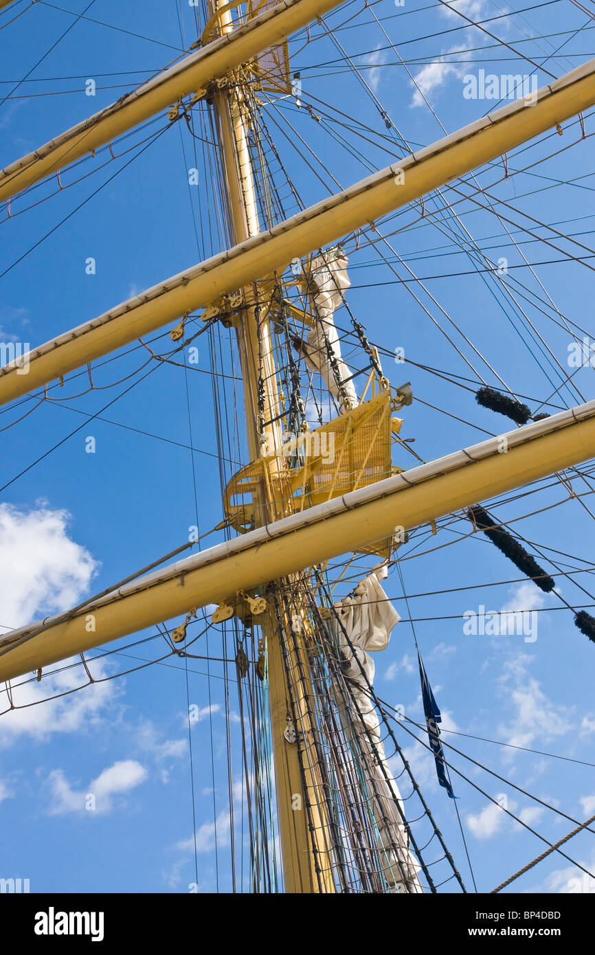 Montante e cantieri (longheroni) su un quadrato truccate nave a vela. Foto Stock