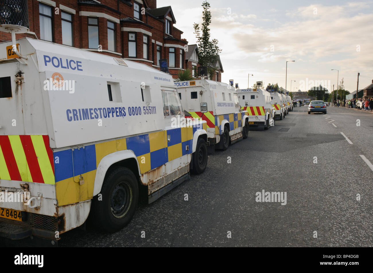 Linea di PSNI Landrovers blindati Foto Stock