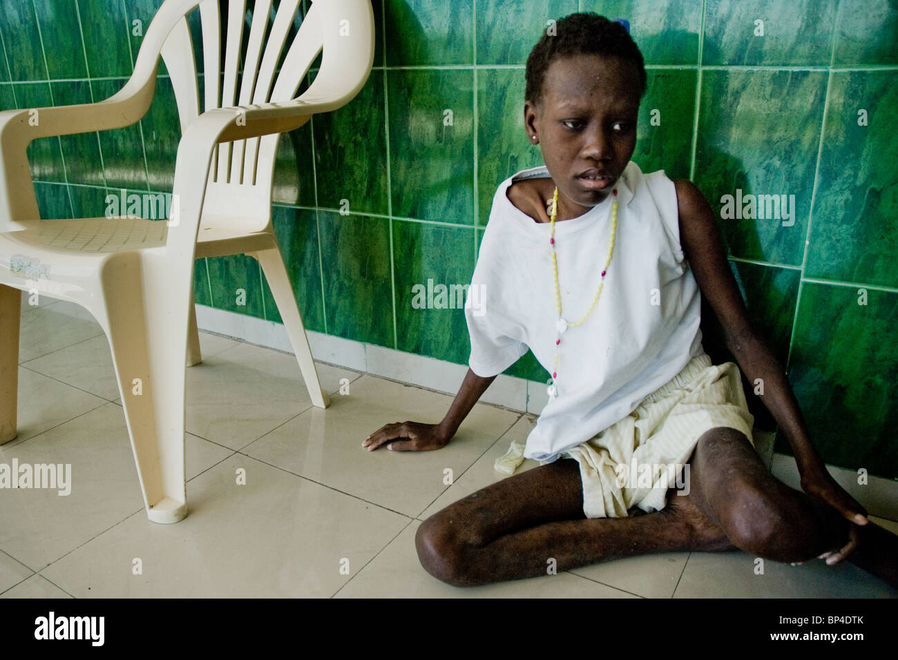 A diciannove anni ragazza Haitiana sta morendo di AIDS nell'ospizio nella baraccopoli di Cité Soleil, Port-au-Prince, Haiti. Foto Stock