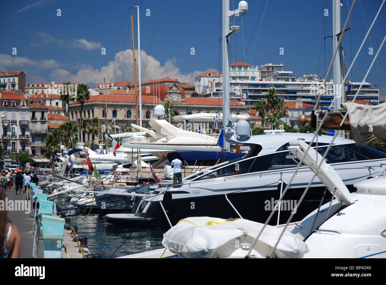 Barche nel porto di Cannes, nel sud della Francia Foto Stock