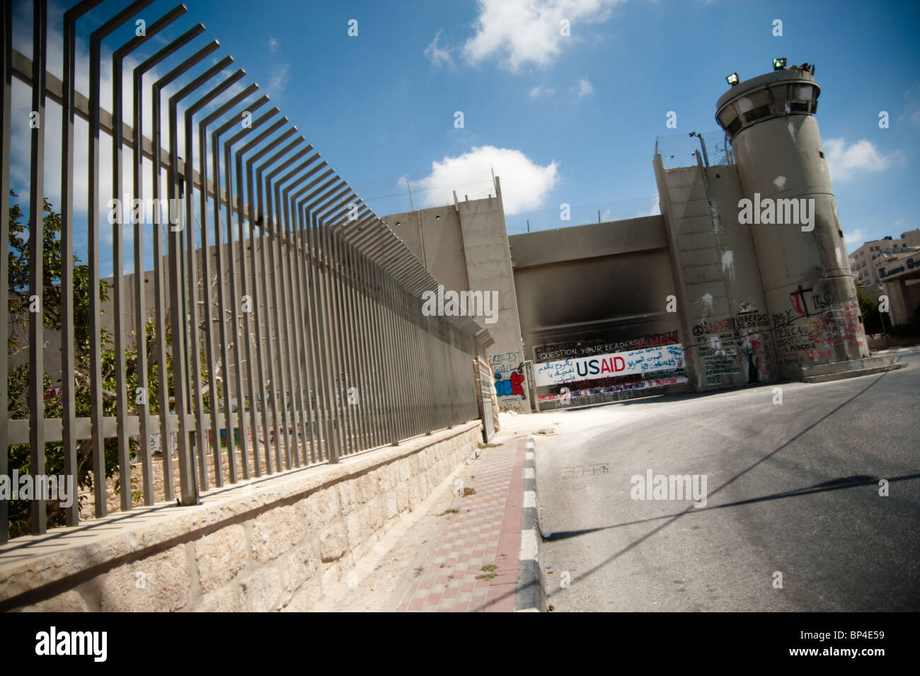 Graffiti attivista adorna la separazione israeliano muro in Cisgiordania città di Betlemme. Foto Stock