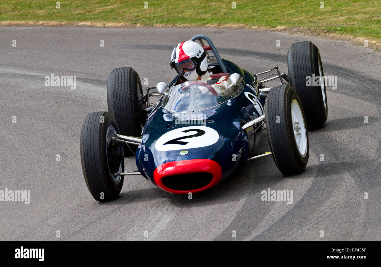 1962 Lotus-BRM 24 con driver Nigel Williams a 2010 Goodwood Festival of Speed, Sussex, Regno Unito. Foto Stock