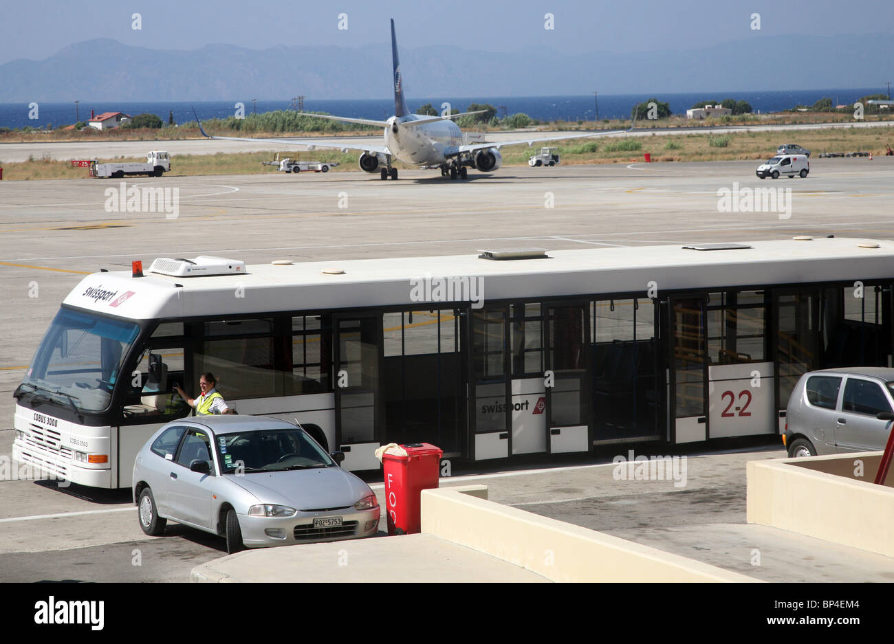 Il trasporto dei passeggeri in autobus e in aereo Aeroporto di Rodi Grecia Foto Stock