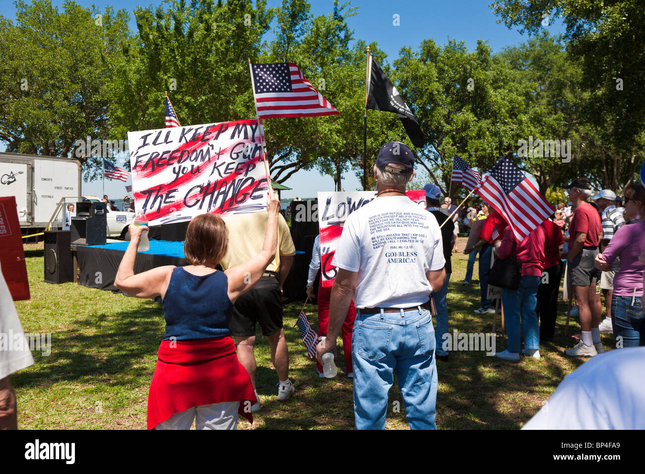 Eustis, FL - Apr 2009 - i cittadini interessati al rally di un Tea Party evento politico a Farran Park in Eustis, Florida Foto Stock