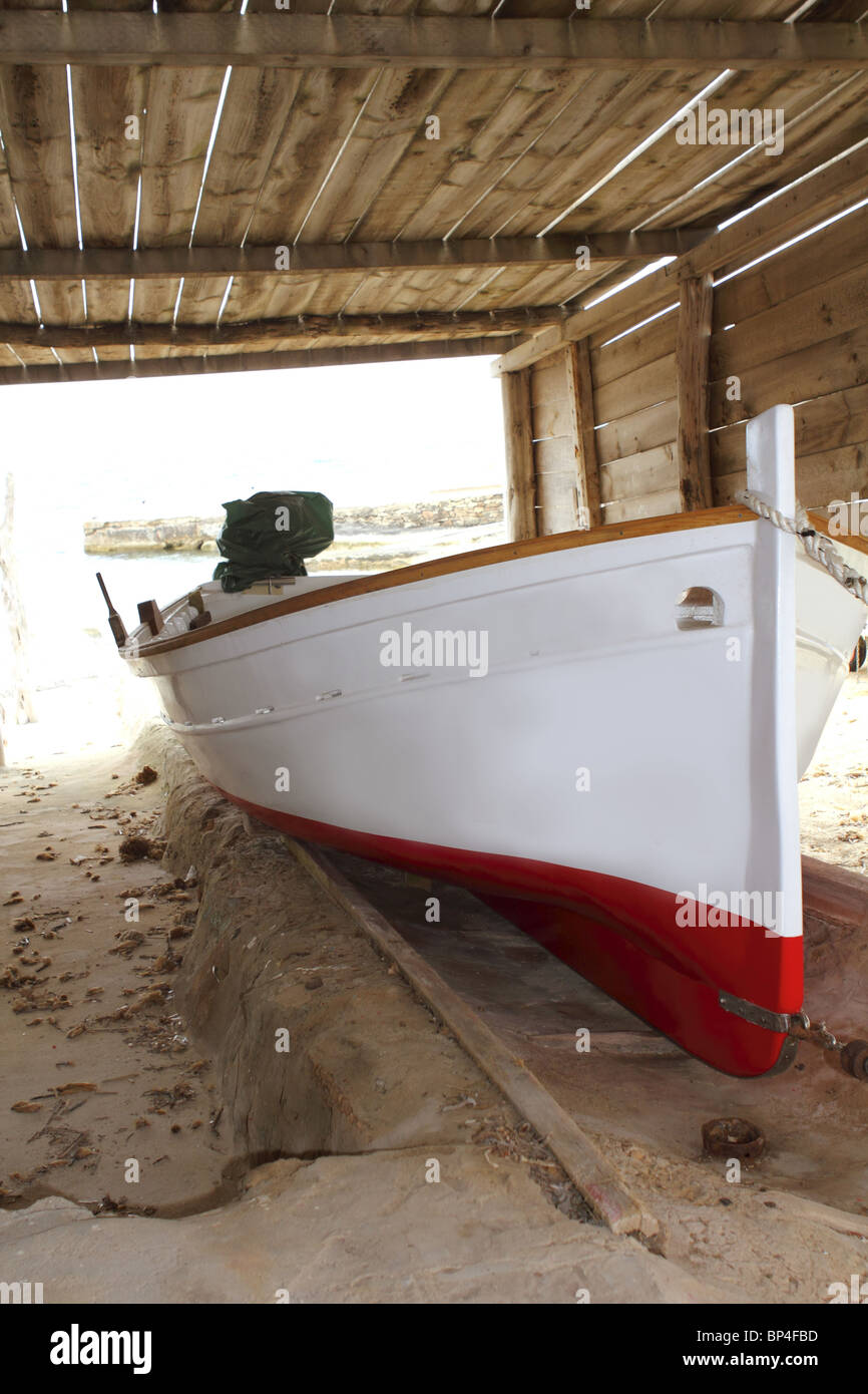 Formentera barca tradizionale arenati su rotaie di legno Foto Stock