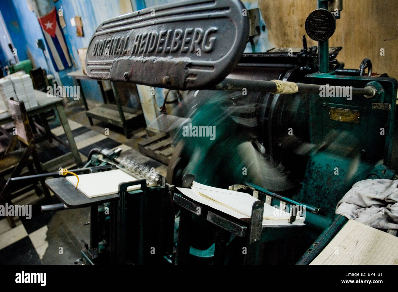 Un antico tedesco macchina da stampa Heidelberg in esecuzione nello stato  print shop, Santiago de Cuba, Cuba Foto stock - Alamy