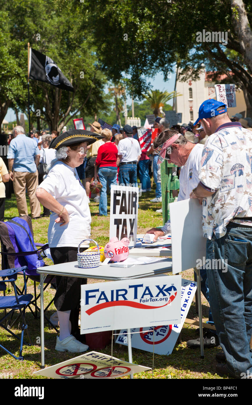 Tassa equa segno e salvadanaio sul tavolo con le petizioni a un Tea Party evento politico a Farran Park in Eustis, Florida Foto Stock