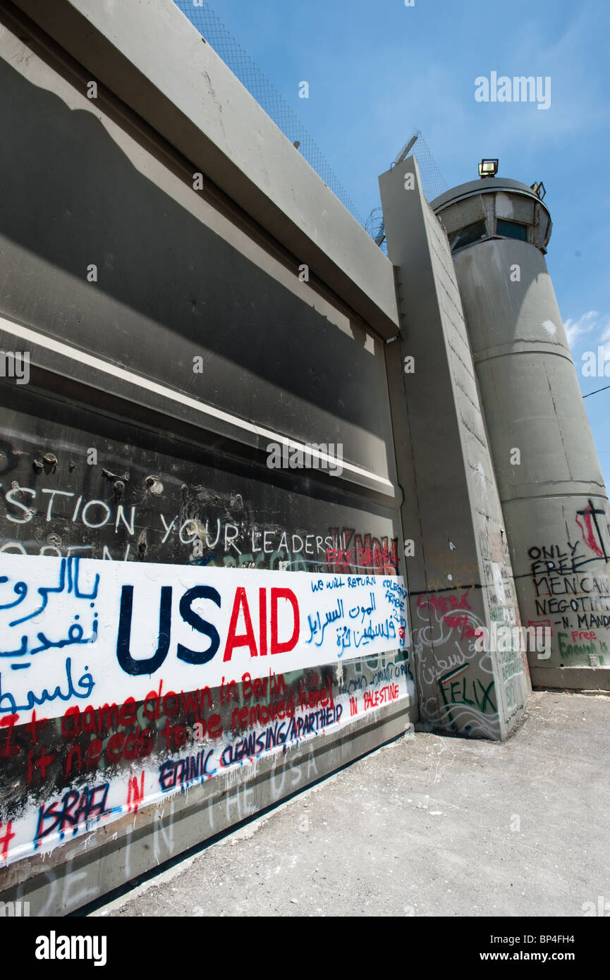 Graffiti attivista adorna la separazione israeliano muro in Cisgiordania città di Betlemme. Foto Stock