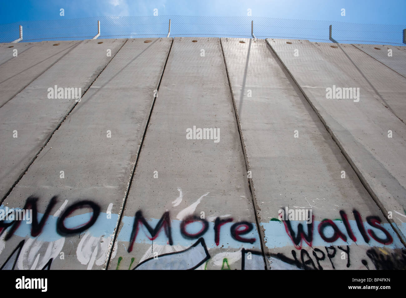 Graffiti attivista adorna la separazione israeliano muro in Cisgiordania città di Betlemme. Foto Stock